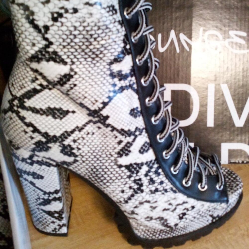 "Wild Diva Lounge" BRAND NEW, faux snake skin, open toe lace up boot, size 6 1/2